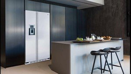 Mit dem Einbausatz können Sie einen amerikanischen Kühlschrank in Ihrer Küche installieren Mit dem Einbausatz können Sie einen amerikanischen Kühlschrank in Ihrer Küche installieren